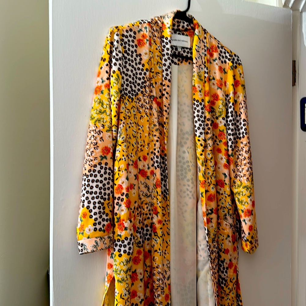 Long jacket. Fashionable. Chick.